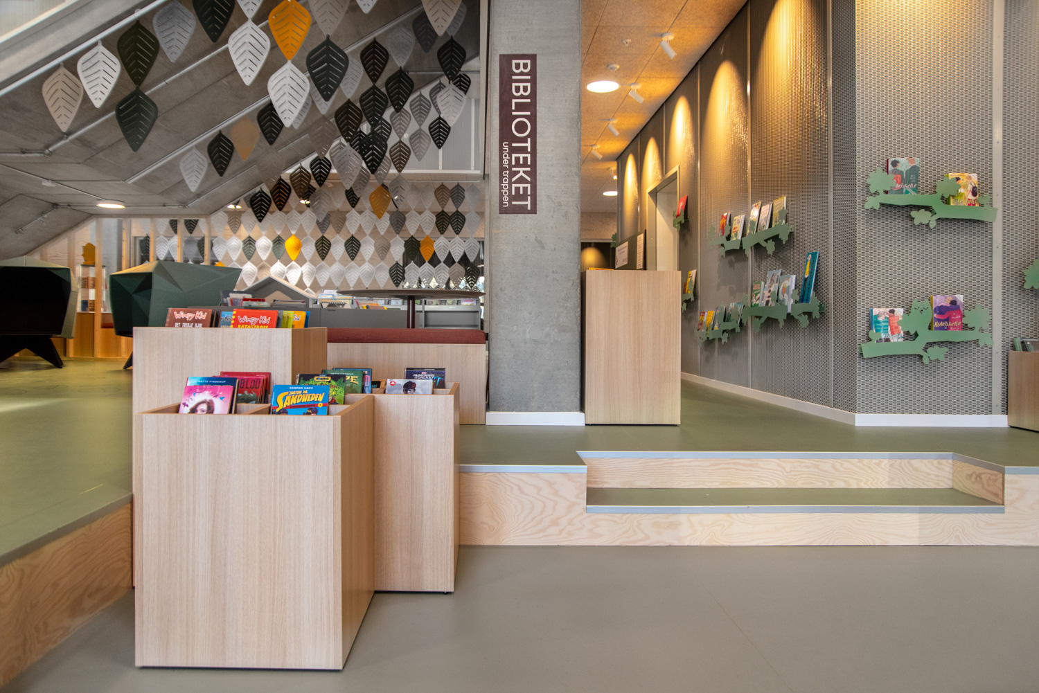 Maria podium met boekenbak