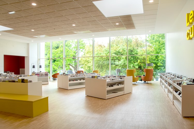 Biofiele bibliotheekinrichting (Pierre Moinot à Niort, Frankrijk).